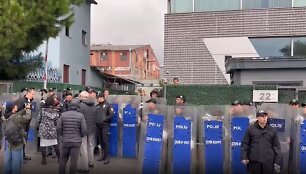 Turkijos policija prie &bdquo;Halk TV&ldquo; kanalo būstinės