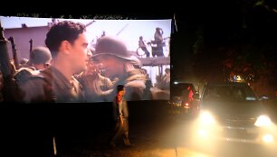 Filmus kino juostoje rodantis indonezietis veža juos į kaimus ir įvairias &scaron;ventes