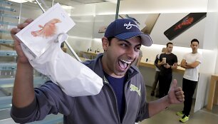 &bdquo;iPhone 6s&ldquo; pirkėjas Los Andžele džiaugiasi naujuoju telefonu