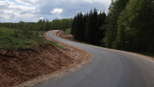 Naujas asfaltuotas kelias į  Pašilių stumbryną