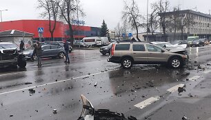 &Scaron;iaulių Tilžės gatvėje susidūrė trys automobiliai