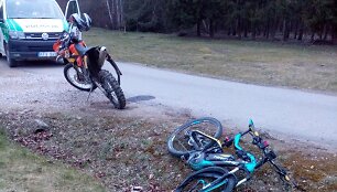 Girtas motociklininkas Kauno rajone kliudė dviratininką