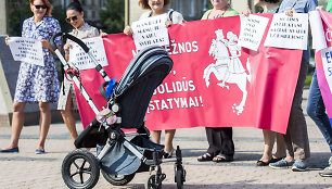 Prie Seimo - piketas dėl pagalbinio apvaisinimo