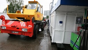 Degalinėje prispaustas žmogus