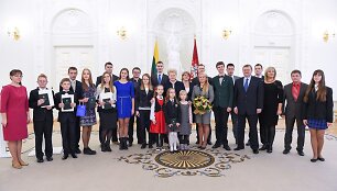 Konstitucijos egzamino apdovanojimai Prezidentūroje
