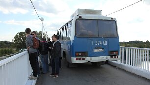Pėsčiųju tiltu per Dniestrą važiuoja ir autobusai