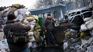 Turistai fotografuojasi su Maidano kariais