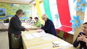Jurbarko rajono Smalininkų miestelio gyventojai rinkti prezidento ir europarlamentarų atėjo pasipuo&scaron;ę tautiniais drabužiais