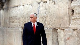 Mike'as Pence'as prie Raudų sienos