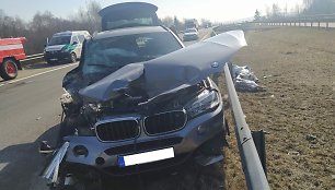 Kėdainių rajone vilkikas susidūrė su BMW – nukentėjo nepilnametė