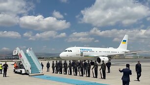 Turkijos sostinėje Ankaroje nusileido Volodymyro Zelenskio lėktuvas