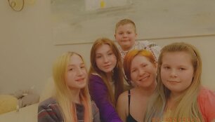Olga su vaikais ir seserimis