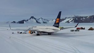 „Boeing 767“ pakyla nuo ant ledyno įrengto tako Antarktidoje