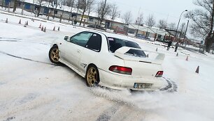 Labdaringas automobilių slalomas