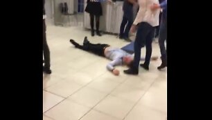 Vaikinas krito be sąmonės