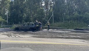 Automagistralėje &scaron;alia Kauno sudegė automobilis