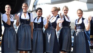 &bdquo;Lufthansa&ldquo; stiuardesės ir pilotai &bdquo;Oktoberfest&ldquo; &scaron;ventės proga dėvės tradicinius bavari&scaron;kus rūbus