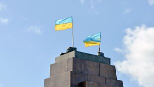 Ukrainos vėliavos buvusio paminklo Leninui vietoje