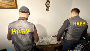 Ukrainos nacionalinės korupcijos prevencijos agentūros pareigūnai atlieka kratą.