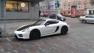 \"Porsche\" nutūpė prie perėjos
