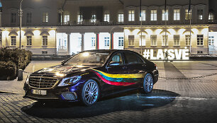 Vasario 16-ąją Vilniaus gatvėse pasirodė patriotinis &bdquo;Mercedes Benz&ldquo;