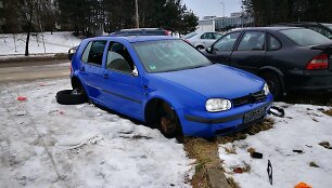 Be priežiūros paliktas automobilis