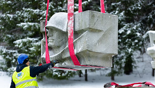 Nukeliamos sovietinės skulptūros Antakalnio kapinėse