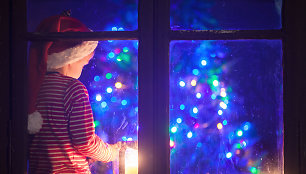 Septyni būdai taupyti elektrą neišvarant Kalėdų dvasios iš namų