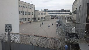 Vilniaus pataisos namuose: vadinamoji  &bdquo;zona&ldquo;, kur nuteistieji tam tikrame plote vaik&scaron;to ir pramogauja laisvai.