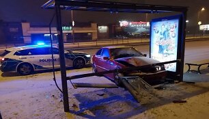 Klaipėdoje BMW trenkėsi į vie&scaron;ojo transporto stotelę