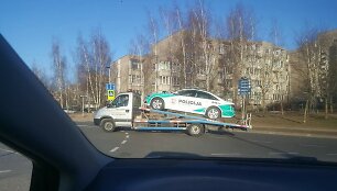 Socialiniuose tinkluose plintanti nuotrauka: autovežis gabena policijos &bdquo;Audi A6&ldquo;