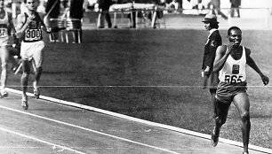 Jimas Ryunas bergždžiai vejasi Kipchoge Keino 1500 m distancijoje
