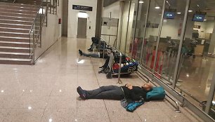 Barselonos oro uostas: atidėjus skrydžius keleiviai miega tiesiog ant grindų.