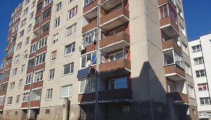 Į antrame auk&scaron;te esantį butą pareigūnai pateko per kaimynų balkoną