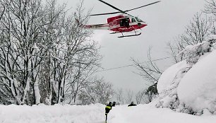 Žemės drebėjimo supurtytoje Italijoje lavina užgriuvo kalnų viešbutį