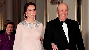 Kembridžo hercogienė Catherine su Norvegijos karaliumi Haraldu V