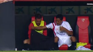 Fernando Navarro nusi&scaron;lapino ant atsarginių žaidėjų suolo