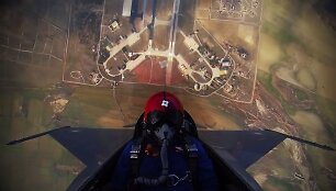 Turkų pilotai su naikintuvo F-16 parodė auk&scaron;tąjį pilotažą