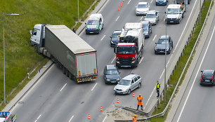 Dėl sunkiasvorio automobilio avarijos Vakariniame aplinkkelyje kilo eismo spūstys