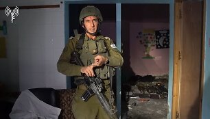 Izraelio kariuomenės atstovas spaudai Danielis Hagari rodo atrastą &bdquo;Hamas&ldquo; vadavietę