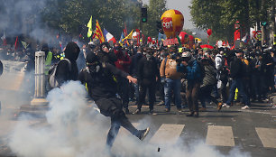 Prieš Gegužės 1-osios demonstraciją Prancūzijoje protestuotojai susirėmė su policija