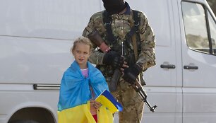 Ukrainos karys su mergaite, laikančia &scaron;alies vėliavą