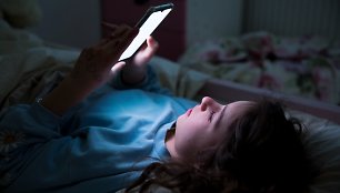 Paauglė su telefonu