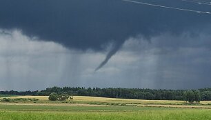 Raseinių r. antradienį vakare buvo užfiksuotas piltuvo formos debesis