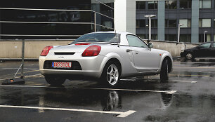 &bdquo;Toyota MR 2&ldquo; su tranzitiniais (laikinais) numeriais