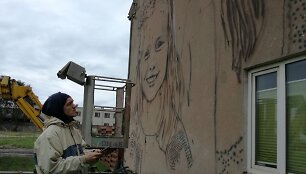 T.Vincaitis.ant sienos.nusprendė nutapyti dvi mergaites, kurių viena yra krik&scaron;to dukra.