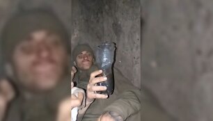 Rusijos kariai parodė, kaip fronte geria vandenį i&scaron; balų
