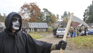 Buvę narkomanai romų tabore ie&scaron;kojo savo senųjų narkotikų prekeivių 
