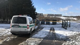 Jonavos policija prie konteinerių, į kuriuos i&scaron;mestas kūdikis 