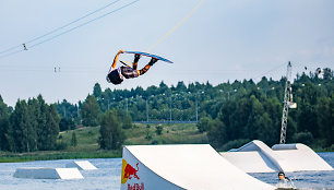 Akimirka iš „Red Bull Wake2el” vandenlenčių varžybų